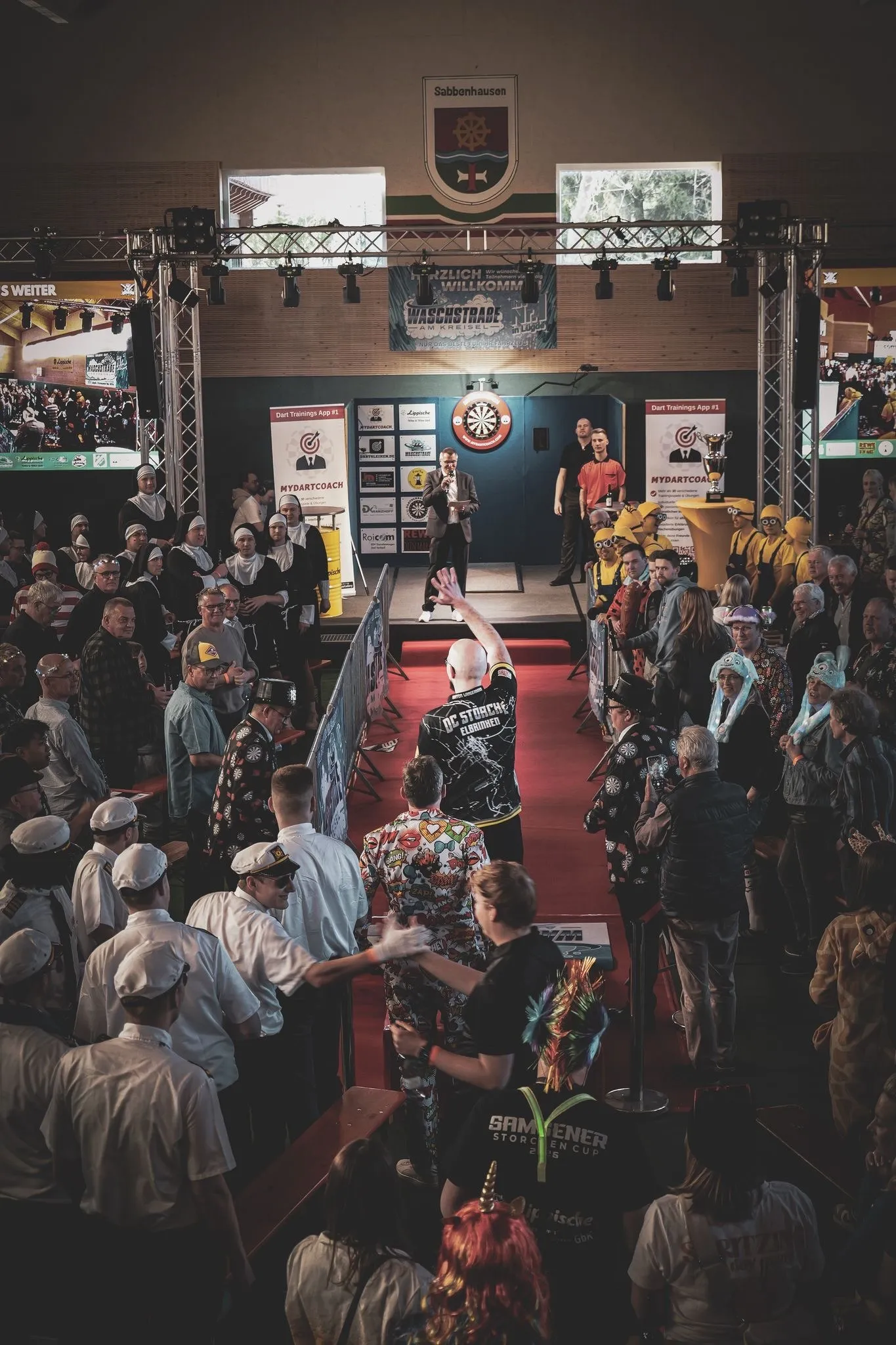 Volle Halle am roten Teppich