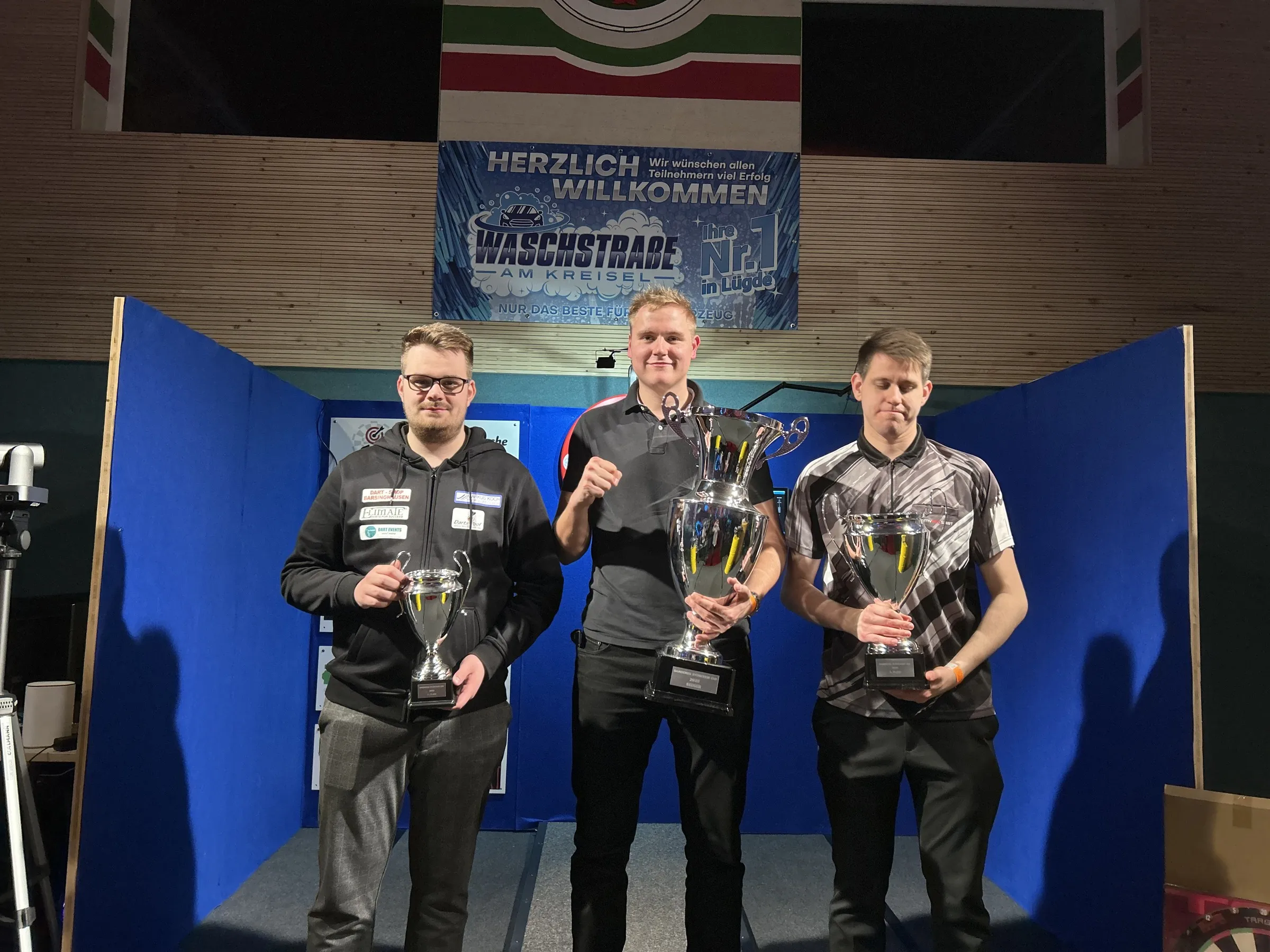 Drei Spieler mit Pokalen