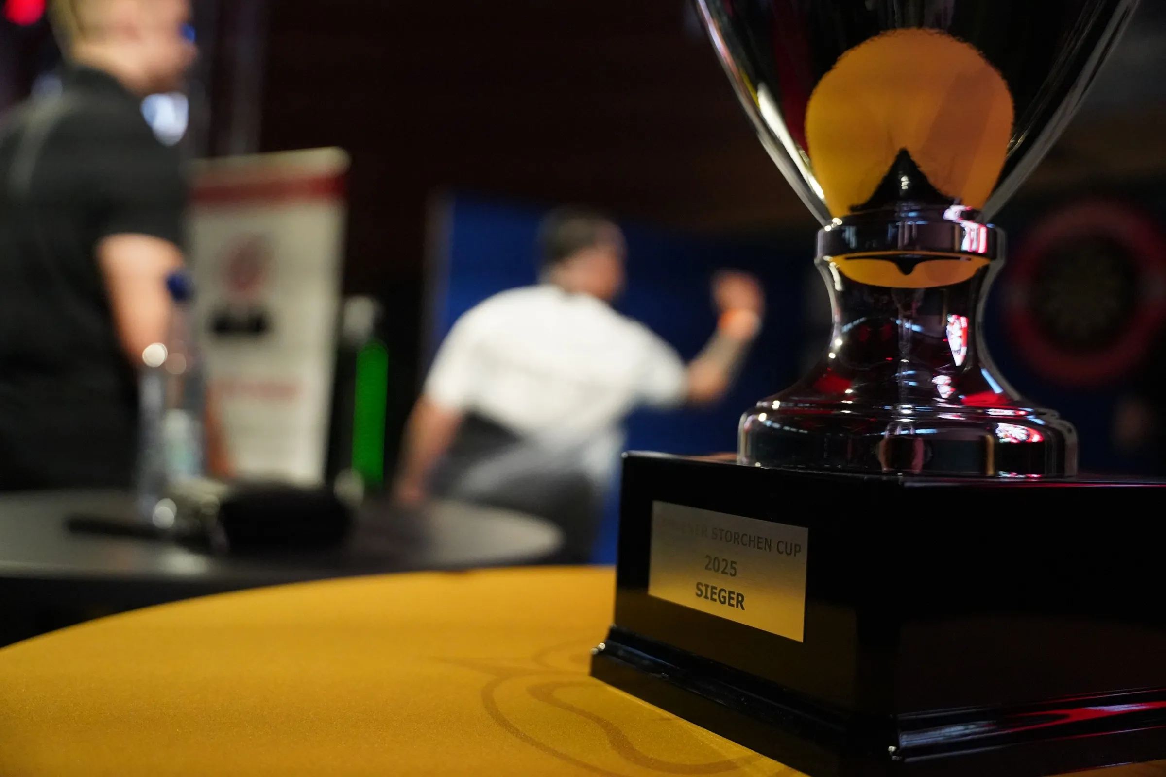 Pokal im Vordergrund