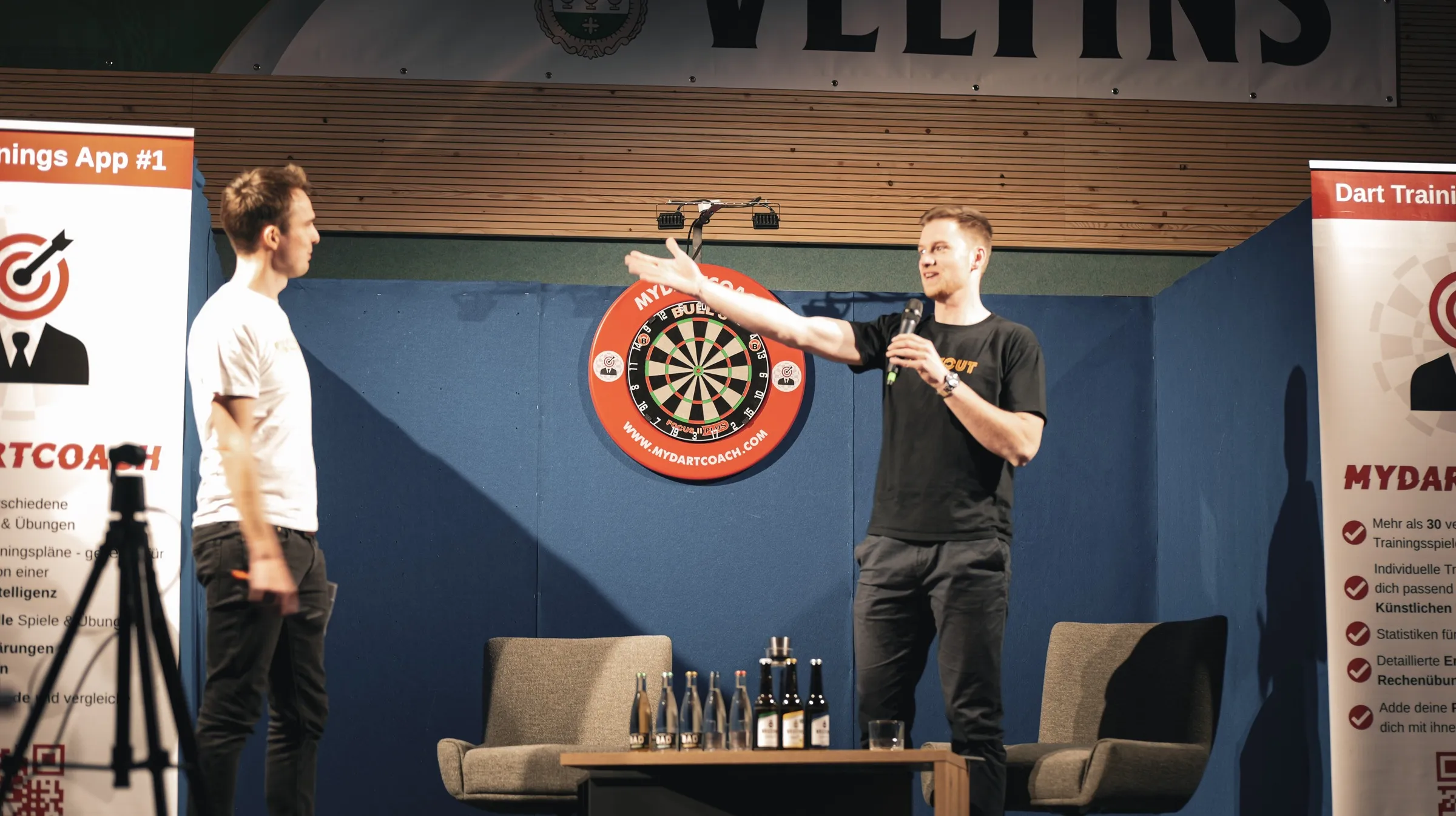 Moderation vor der Dartscheibe