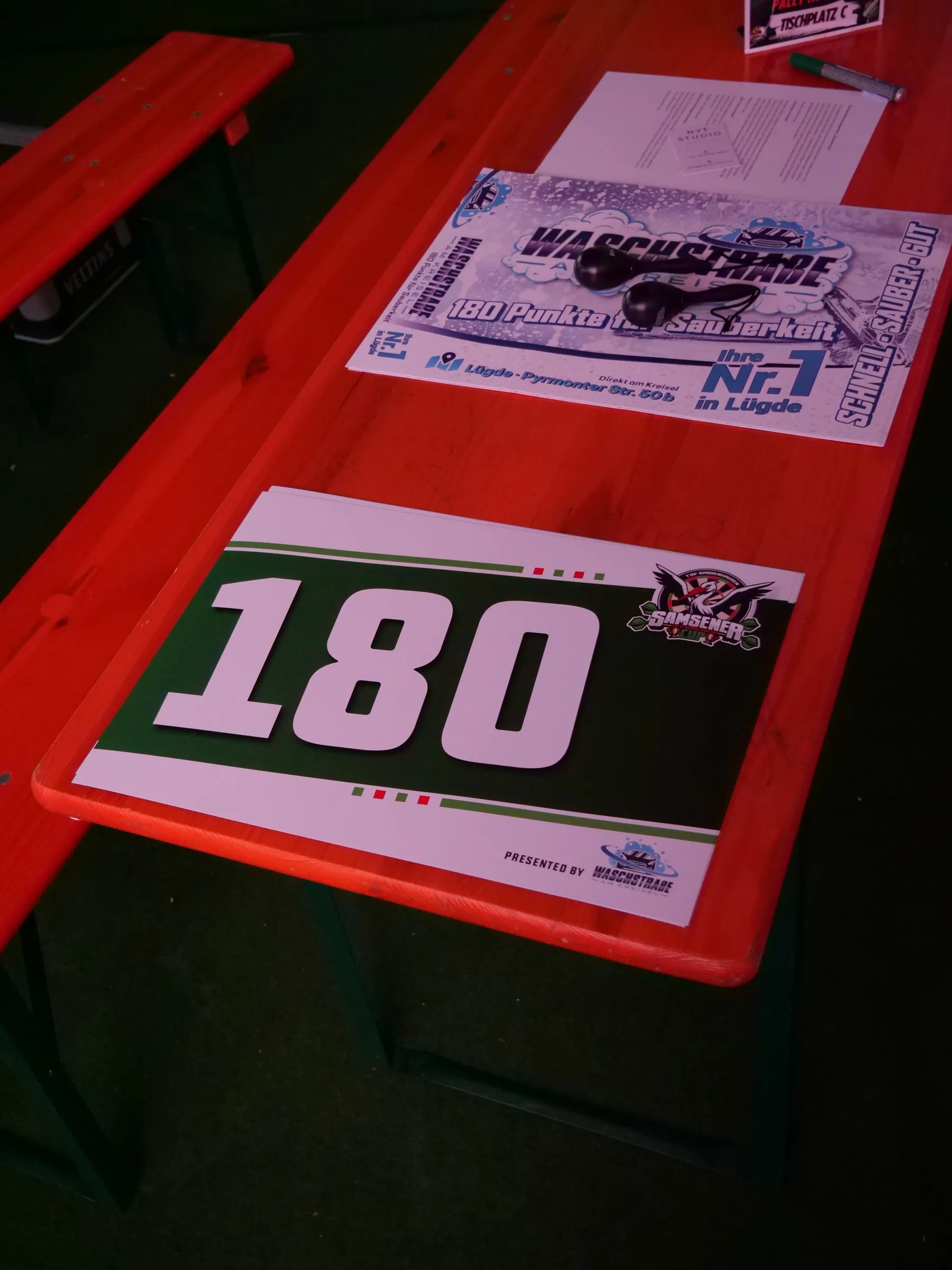 180-Schild auf der Bank