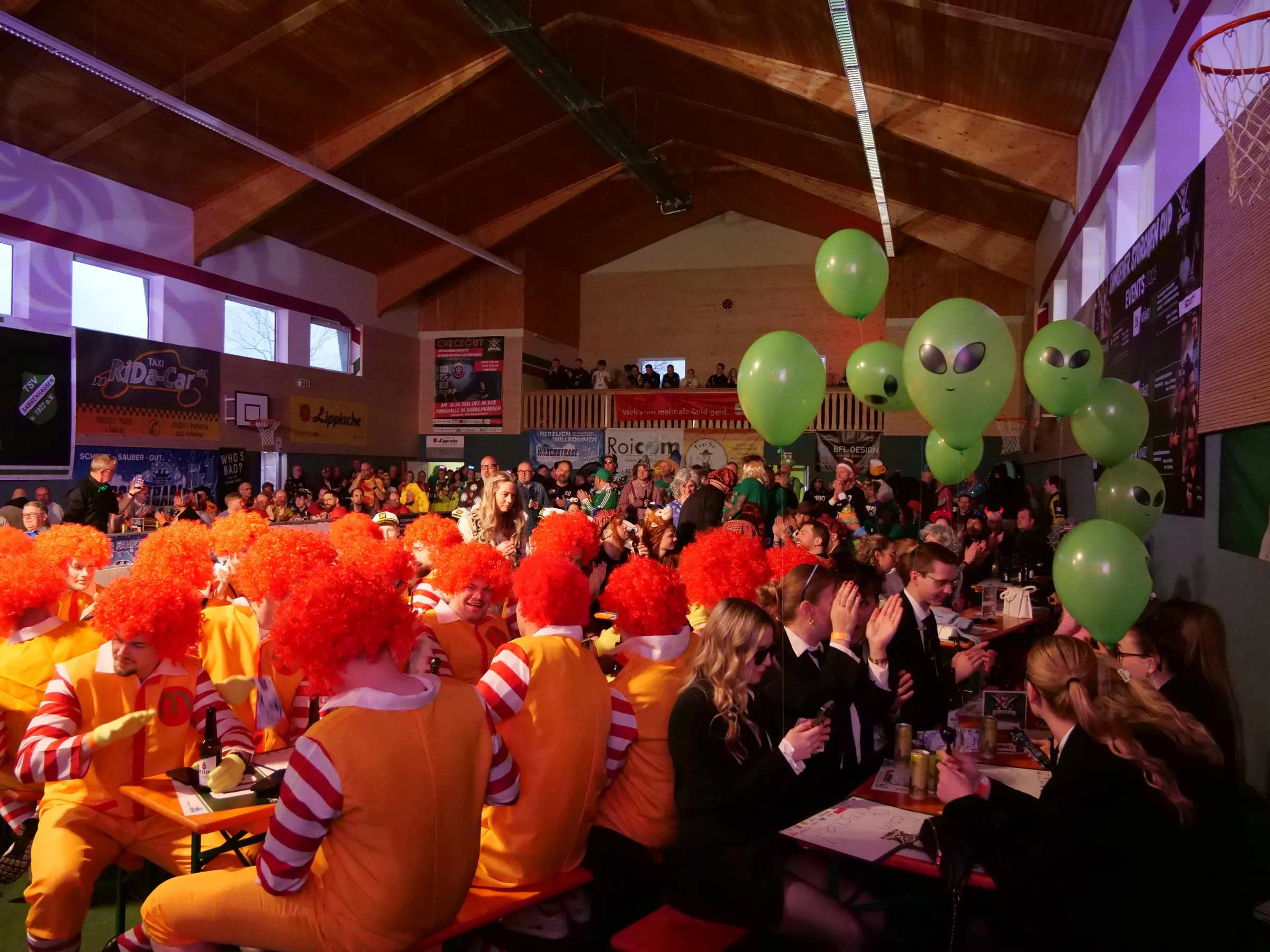 Kostüme, Ballons und volle Zuschauerreihen beim Samsener Storchen Cup 2026