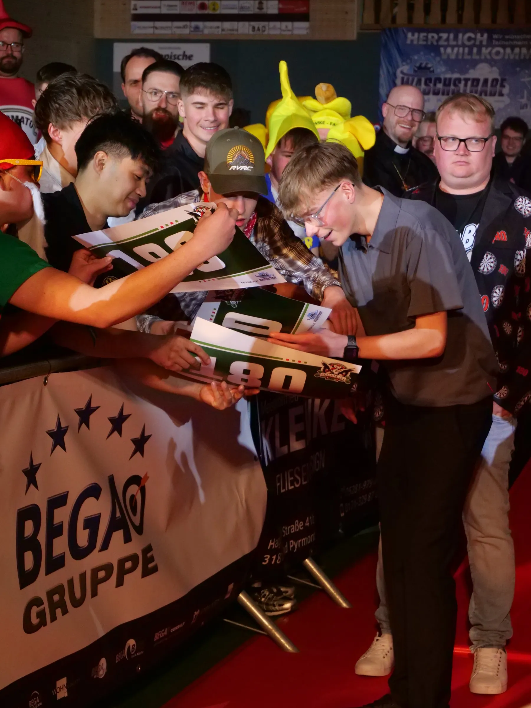 Autogrammwunsch am Publikumsgitter
