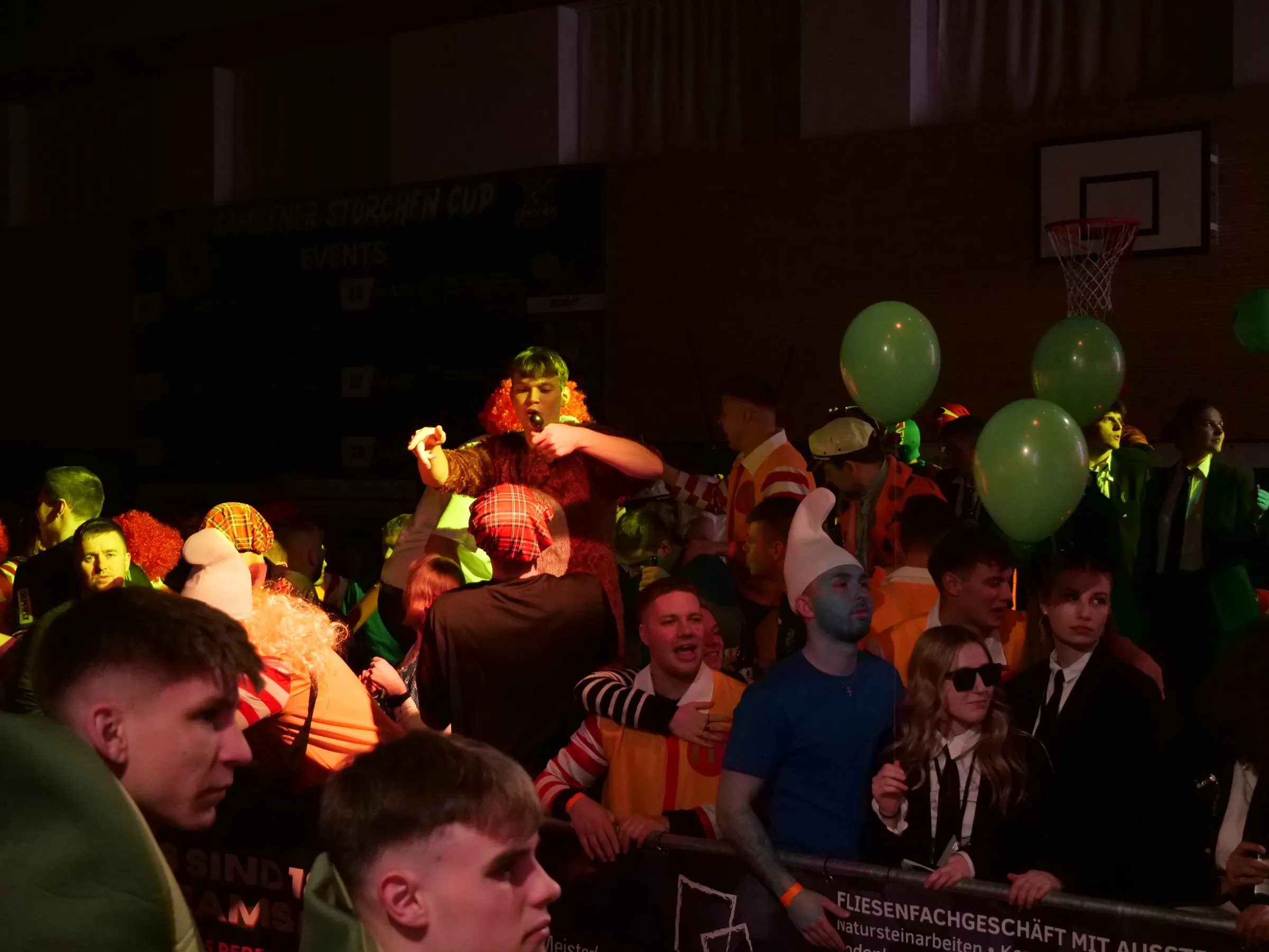Volle Zuschauerreihen mit Ballons