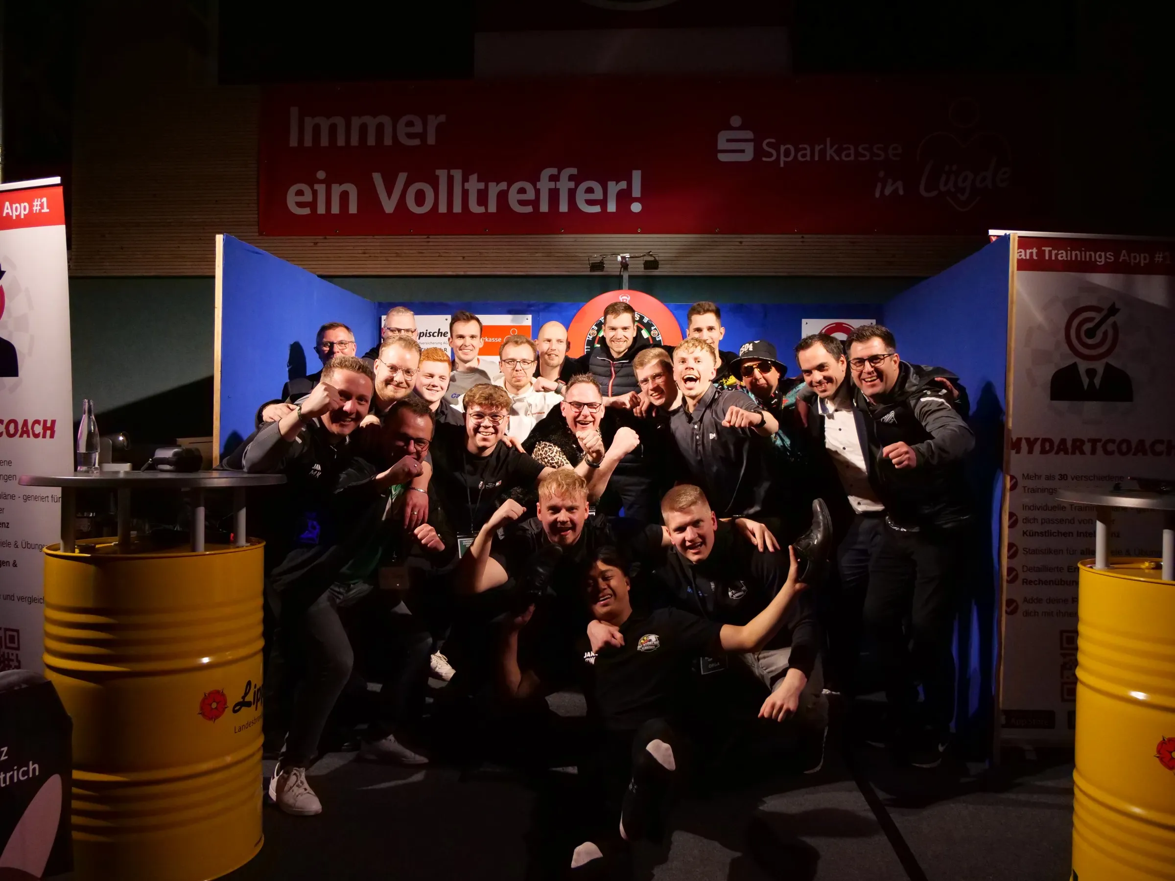 Gemeinsames Gruppenfoto auf der Cup-Bühne 2026